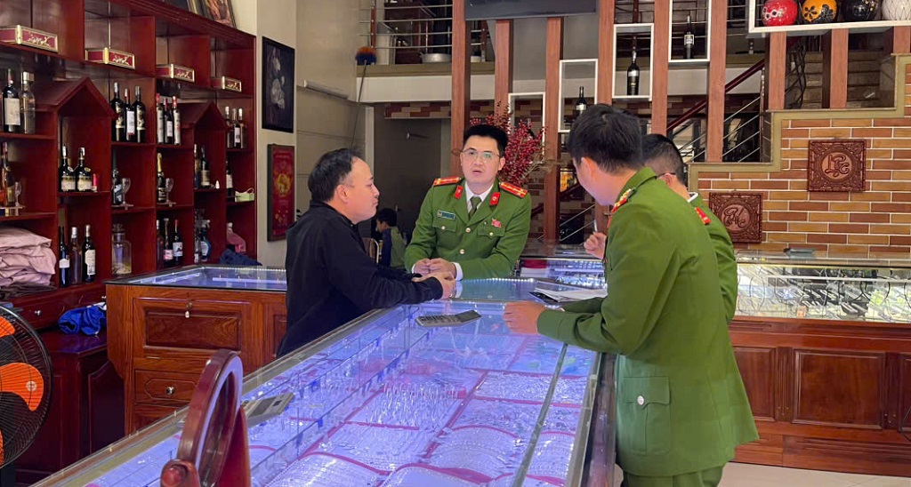 Công an xã Anh Sơn phối hợp Phòng Cảnh sát hình sự tuyên truyền phòng, chống tội phạm tại ngân hàng