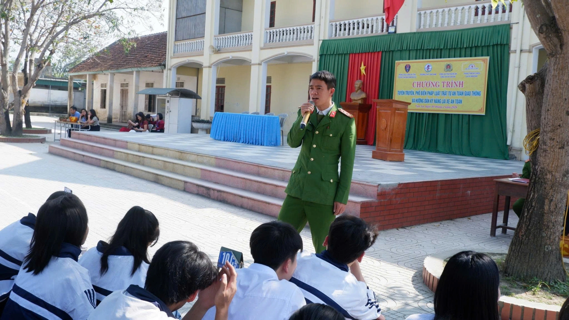 Công an xã Vạn An tuyên truyền Luật ATGT