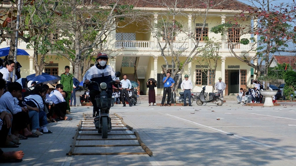 Hướng dẫn kỹ năng lái xe gắn máy an toàn cho học sinh khối THPT
