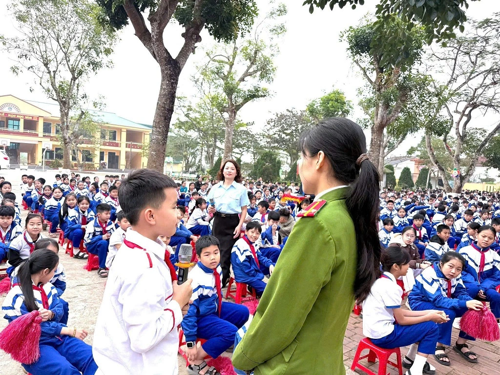 Công an xã Đông Hiếu tuyên truyền pháp luật trong trường học