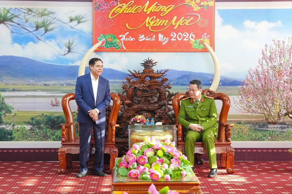 Đồng chí Võ Trọng Hải, Phó Bí thư Tỉnh ủy, Chủ tịch UBND tỉnh phát biểu động viên cán bộ, chiến sĩ Công an tỉnh Nghệ An
