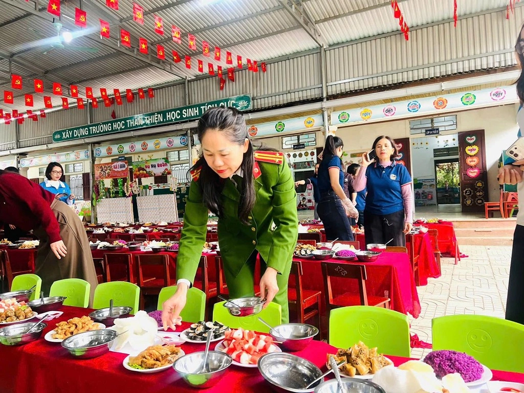 Tổ chức tiệc buffet cho các cháu Trường Mầm non Tiền Phong