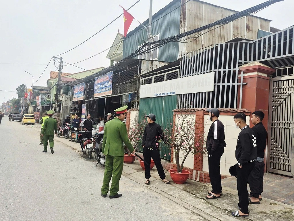 Công an xã Vạn An ra quân giải tỏa hành lang ATGT 