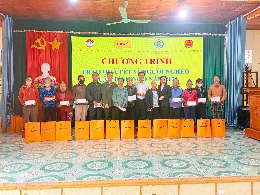 Công an xã Kim Bảng phối hợp tổ chức chương trình trao quà 