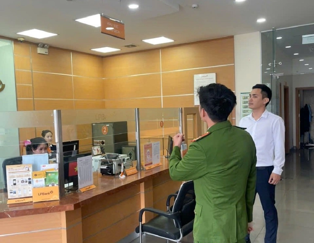 Công an phường Vinh Lộc kiểm tra, hướng dẫn Ngân hàng và cơ sở kinh doanh vàng bạc phòng ngừa tội phạm dịp Tết Nguyên đán