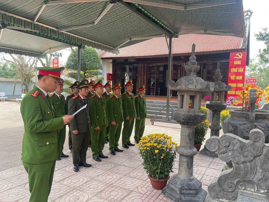 Đoàn dâng hoa, dâng hương tại Nhà tưởng niệm Bộ trưởng Trần Quốc Hoàn