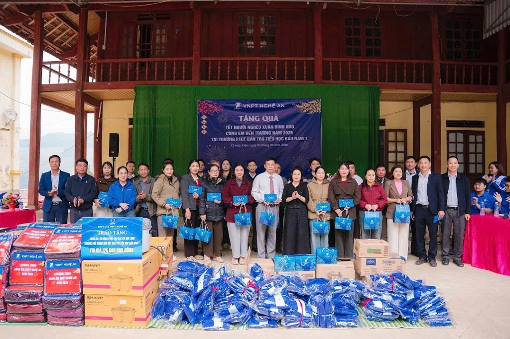 Công an xã Hữu Kiệm phối hợp VNPT Nghệ An trao quà Tết tặng học sinh Trường PTDTBT Tiểu học Bảo Nam 1