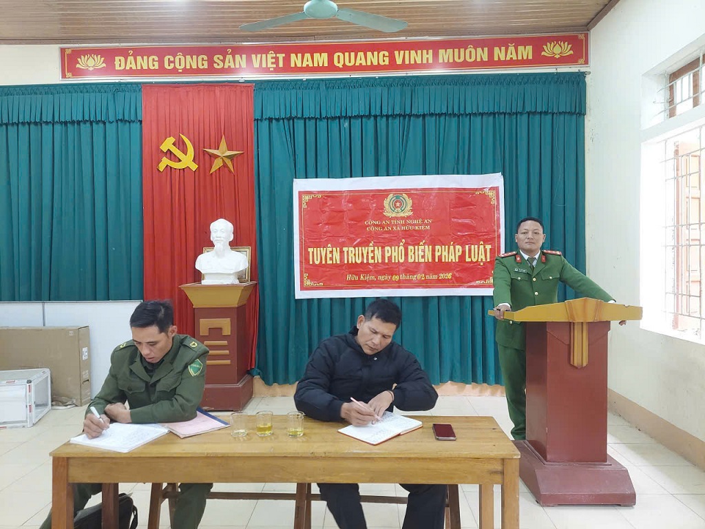 Công an xã Hữu Kiệm tuyển truyền pháp luật bằng tiếng Khơ Mú cho bà con tại bản Đỉnh Sơn 2