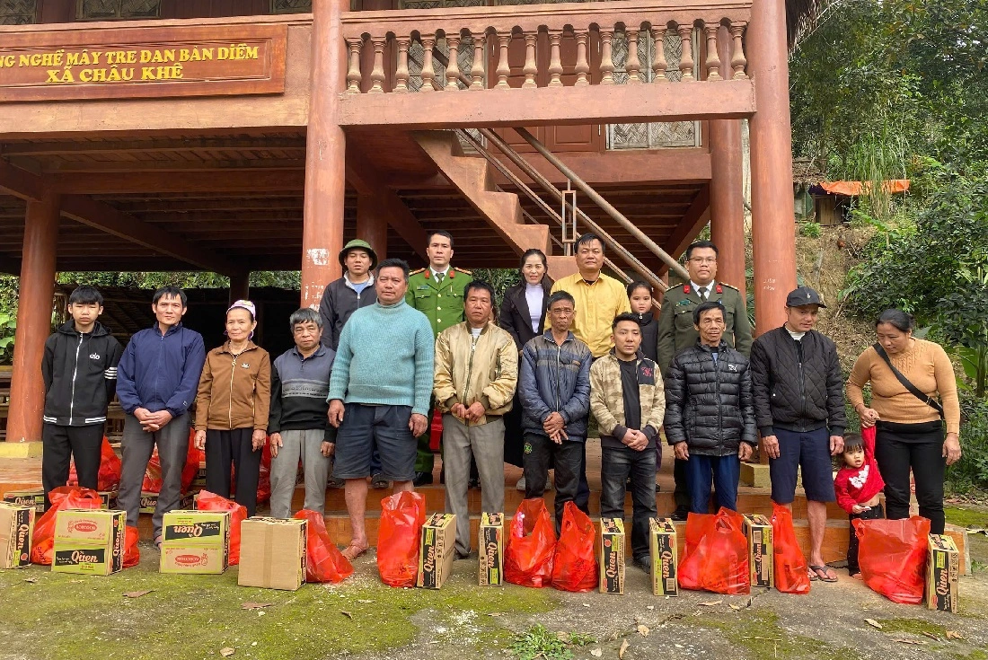 Công an xã Châu Khê trao quà đến người dân có hoàn cảnh khó khăn