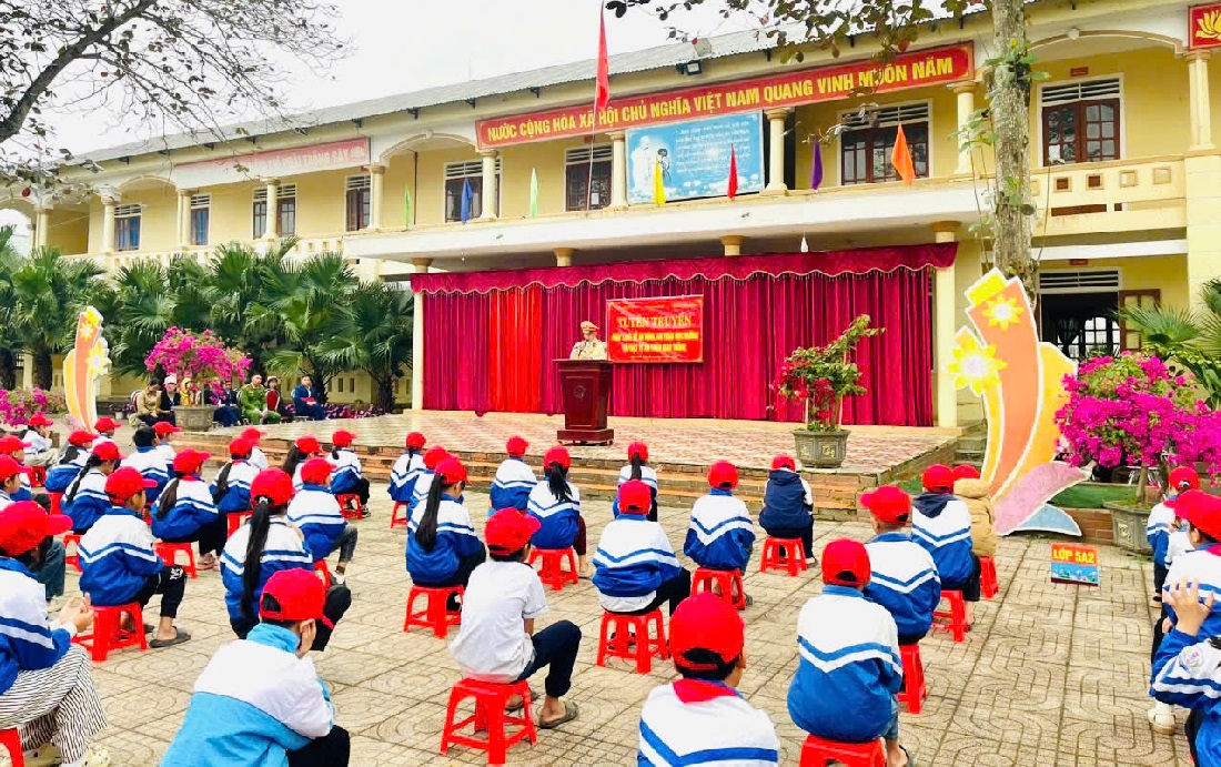 Công an xã Môn Sơn phối hợp tuyên truyền pháp luật về an toàn giao thông cho học sinh