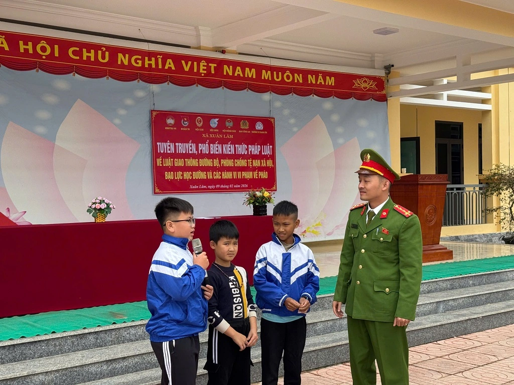Công an xã Xuân Lâm tuyên truyền, phổ biến pháp luật tại trường Tiểu học Thanh Yên