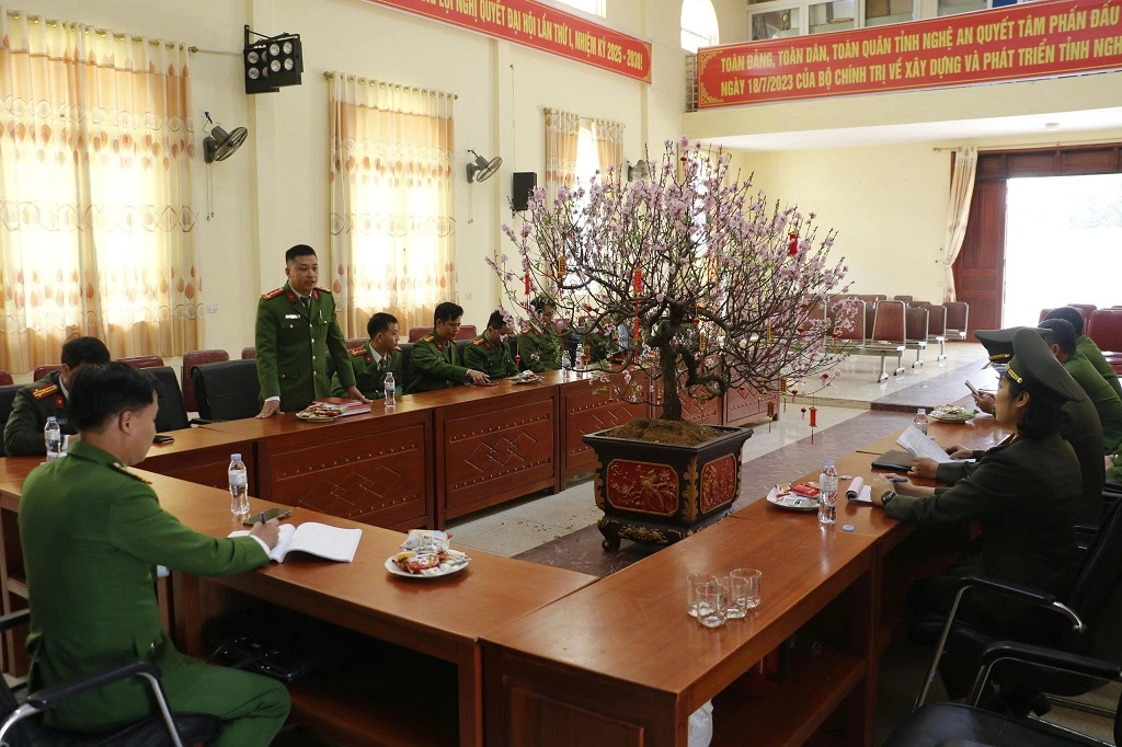 Đồng chí Đại tá Nguyễn Duy Thanh, Phó Giám đốc Công an tỉnh đến thăm, chúc Tết và kiểm tra công tác ứng trực tại Công an phường Quỳnh Mai