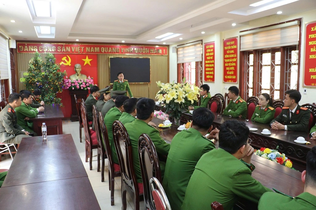 Đồng chí Phó Giám đốc Công an tỉnh kiểm tra công tác ứng trực và chúc Tết một số đơn vị, địa phương