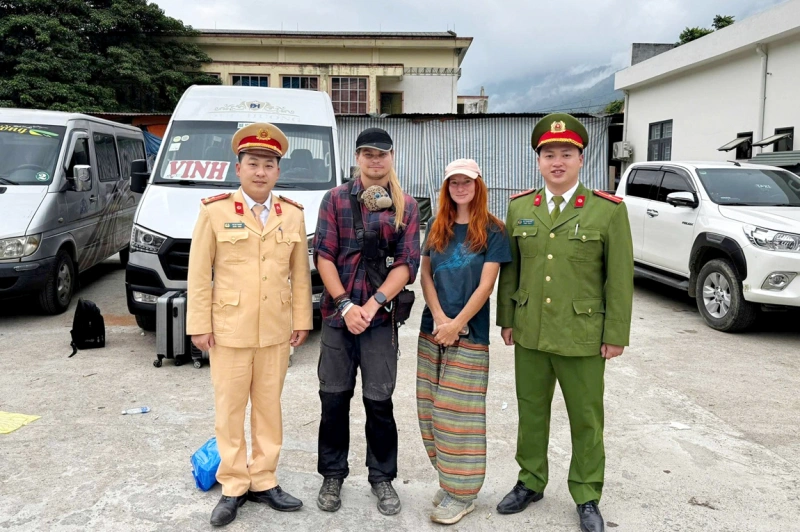 Công an xã liên hệ nhà xe hỗ trợ 2 du khách