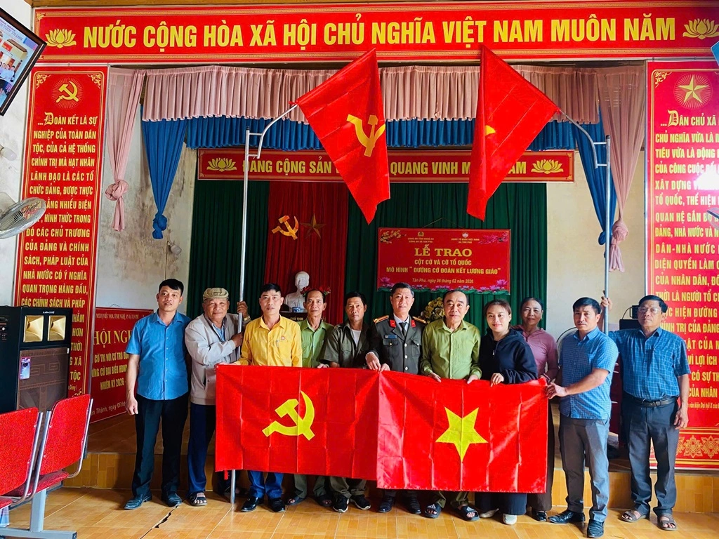 Công an xã Tân Phú bàn giao đường cờ khu dân cư