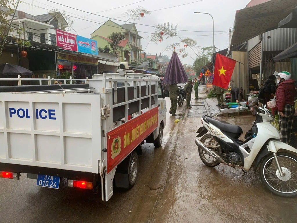 Công an xã Nghĩa Lâm ra quân giải tỏa hành lang ATGT