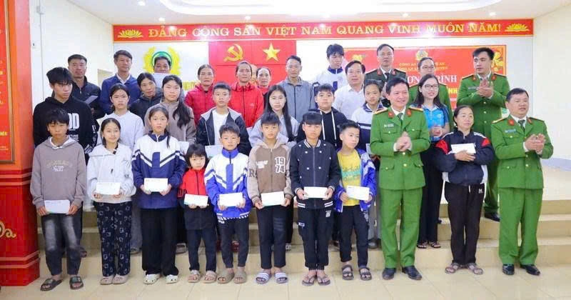 Công an xã Hưng Nguyên trao quà tặng học sinh, gia đình có hoàn cảnh khó khăn nhân dịp Tết Nguyên đán