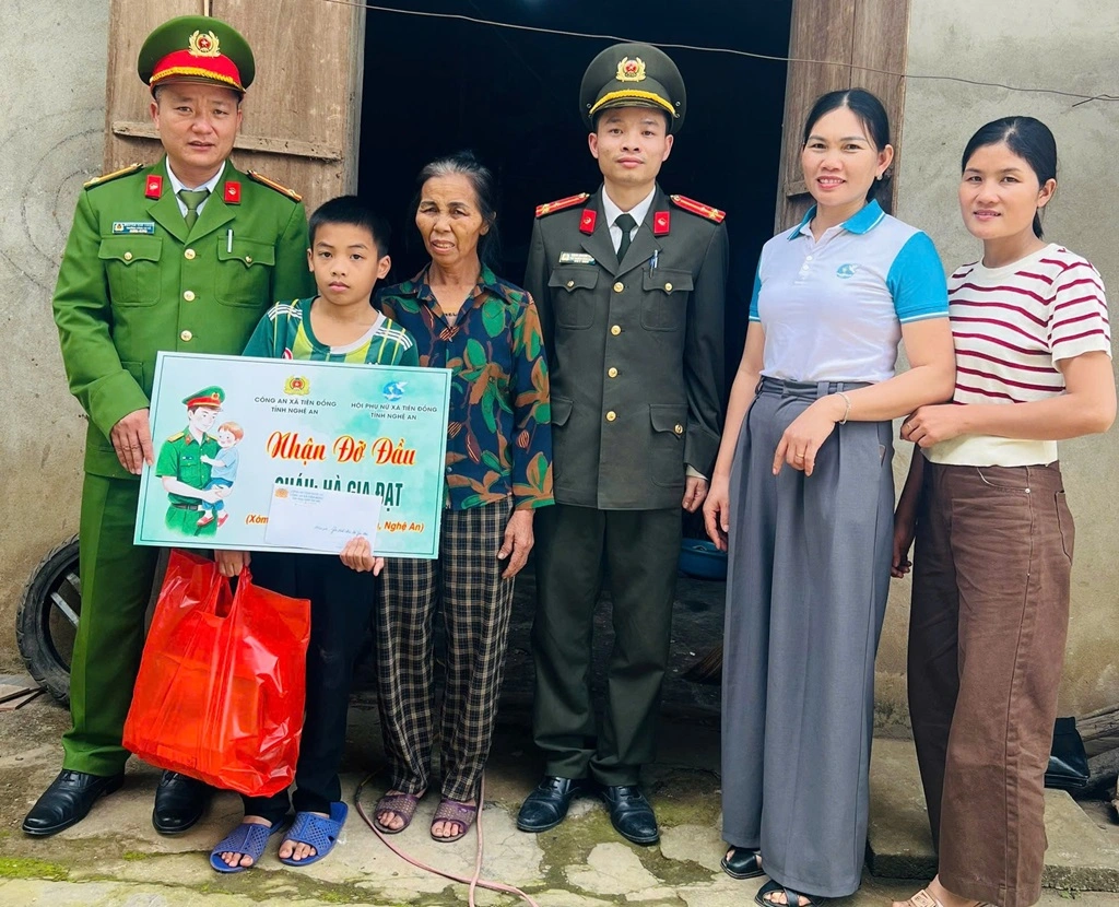 Công an xã Tiên Đồng nhận đỡ đầu trẻ em mồ côi có hoàn cảnh đặc biệt khó khăn