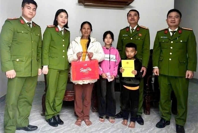 Công an xã Vạn An trao quà tặng học sinh có hoàn cảnh khó khăn