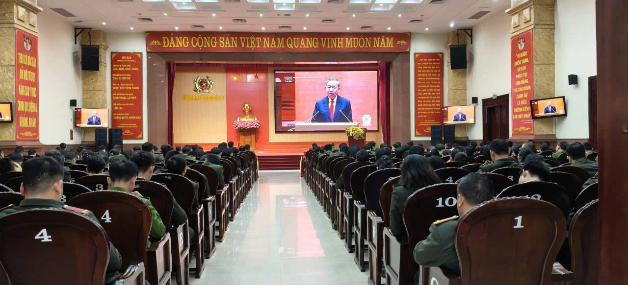 Đảng viên, cán bộ, chiến sỹ Công an Nghệ An theo dõi truyền hình trực tiếp Hội nghị trực tuyến tại Hội trường Công an tỉnh