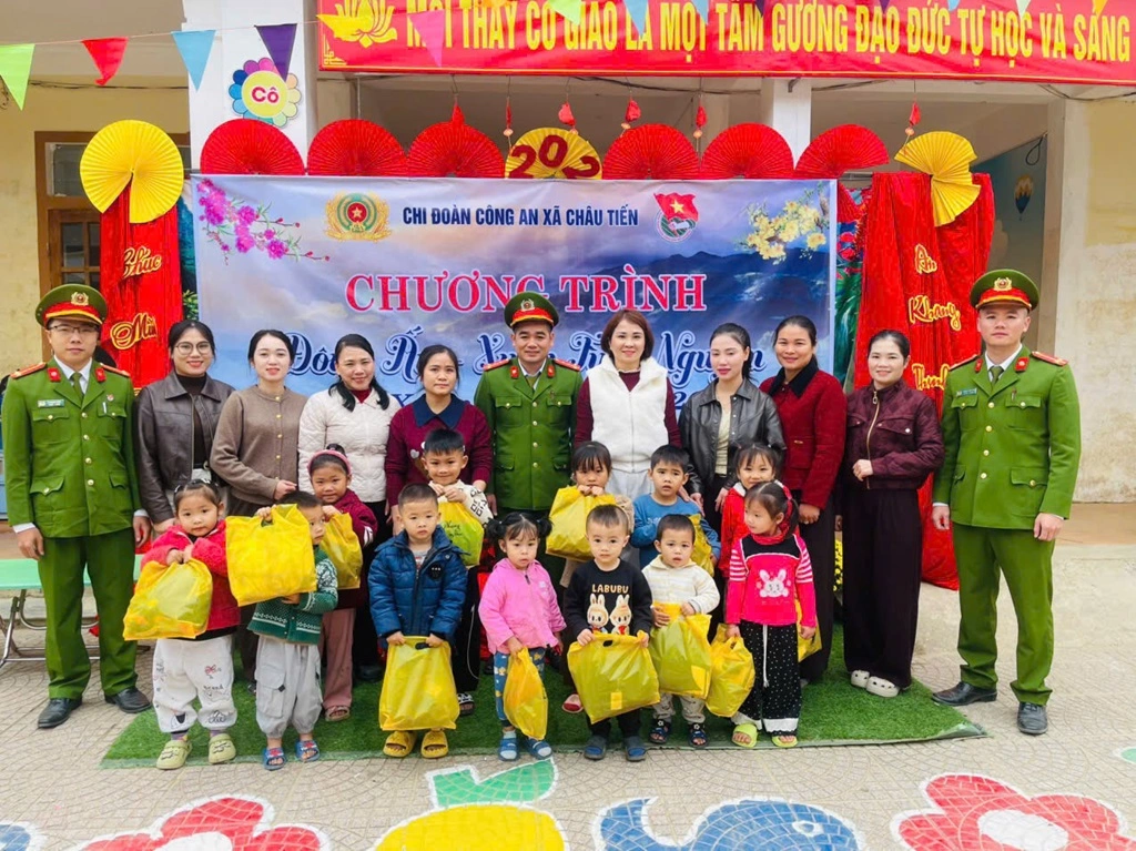 Công an xã Châu Tiến trao quà tặng học sinh có hoàn cảnh khó khăn