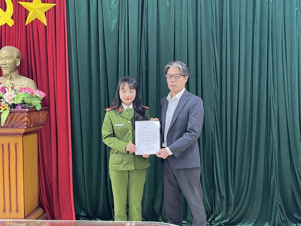 Công an xã Hưng Nguyên Nam hỗ trợ công dân Nhật Bản tìm lại tài sản thất lạc