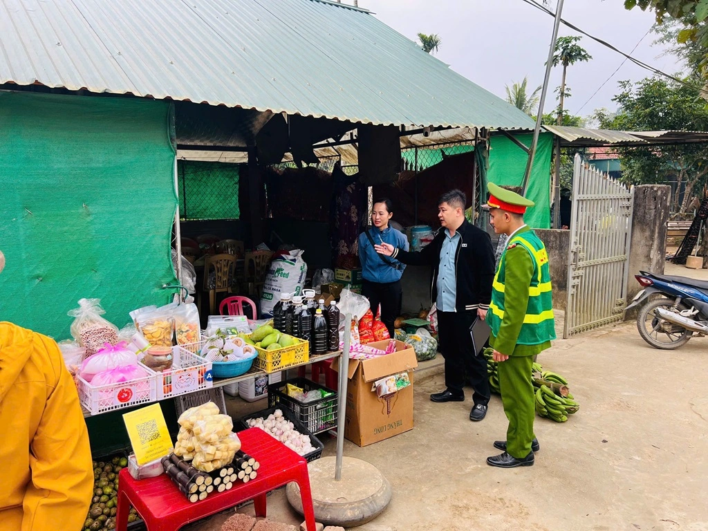 Công an xã Châu Bình phối hợp giải tỏa hành lang ATGT