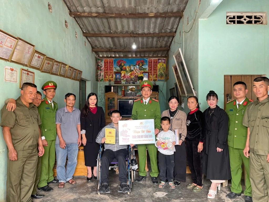 Công an xã Tân An nhận nuôi cháu Chu Huy Đăng Khôi