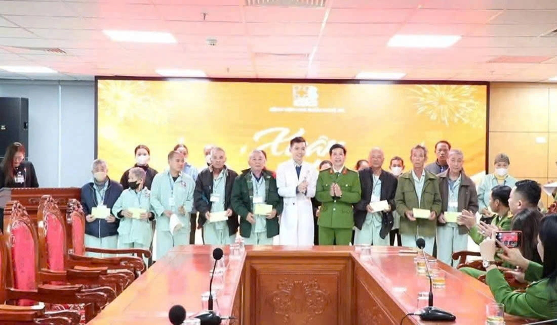 Công an xã Đông Lộc trao quà tặng bệnh nhân có hoàn cảnh khó khăn