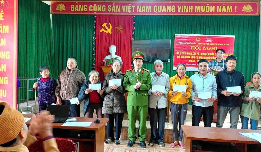 Công an xã Nghĩa Hành phối hợp nhà hảo tâm trao tặng quà tới gia đình có hoàn cảnh đặc biệt khó khăn