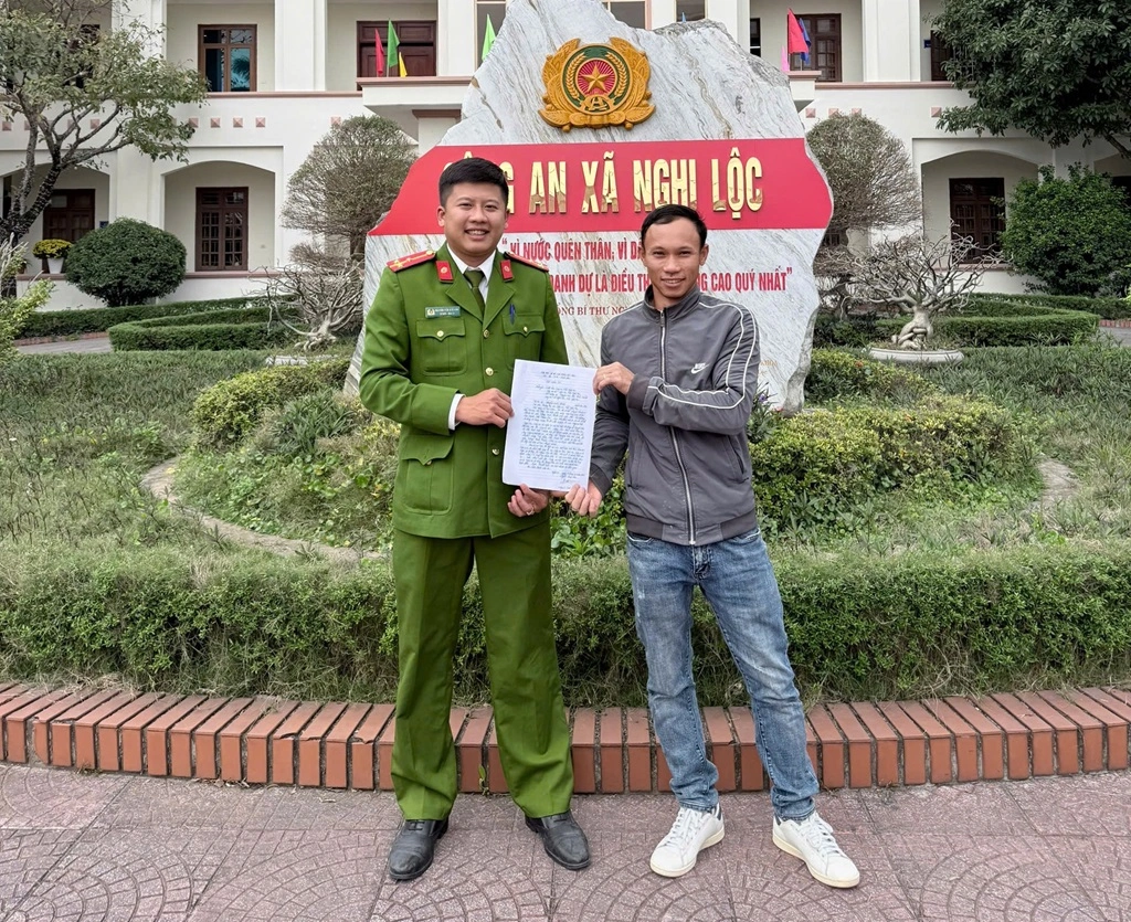 Công an xã Nghi Lộc hỗ trợ người dân nhận lại số tiền chuyển khoản nhầm