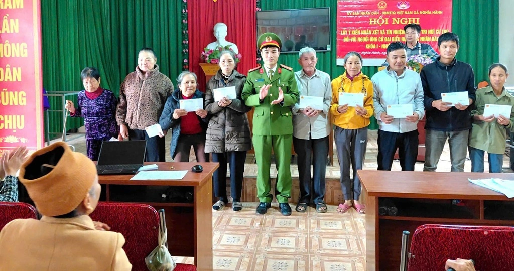 Công an xã Nghĩa Hành trao quà Tết tặng gia đình có hoàn cảnh đặc biệt khó khăn