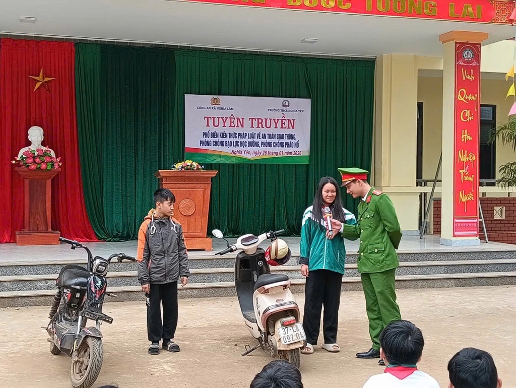 Công an xã Nghĩa Lâm tuyên truyền, phổ biến pháp luật về trật tự an toàn giao thông
