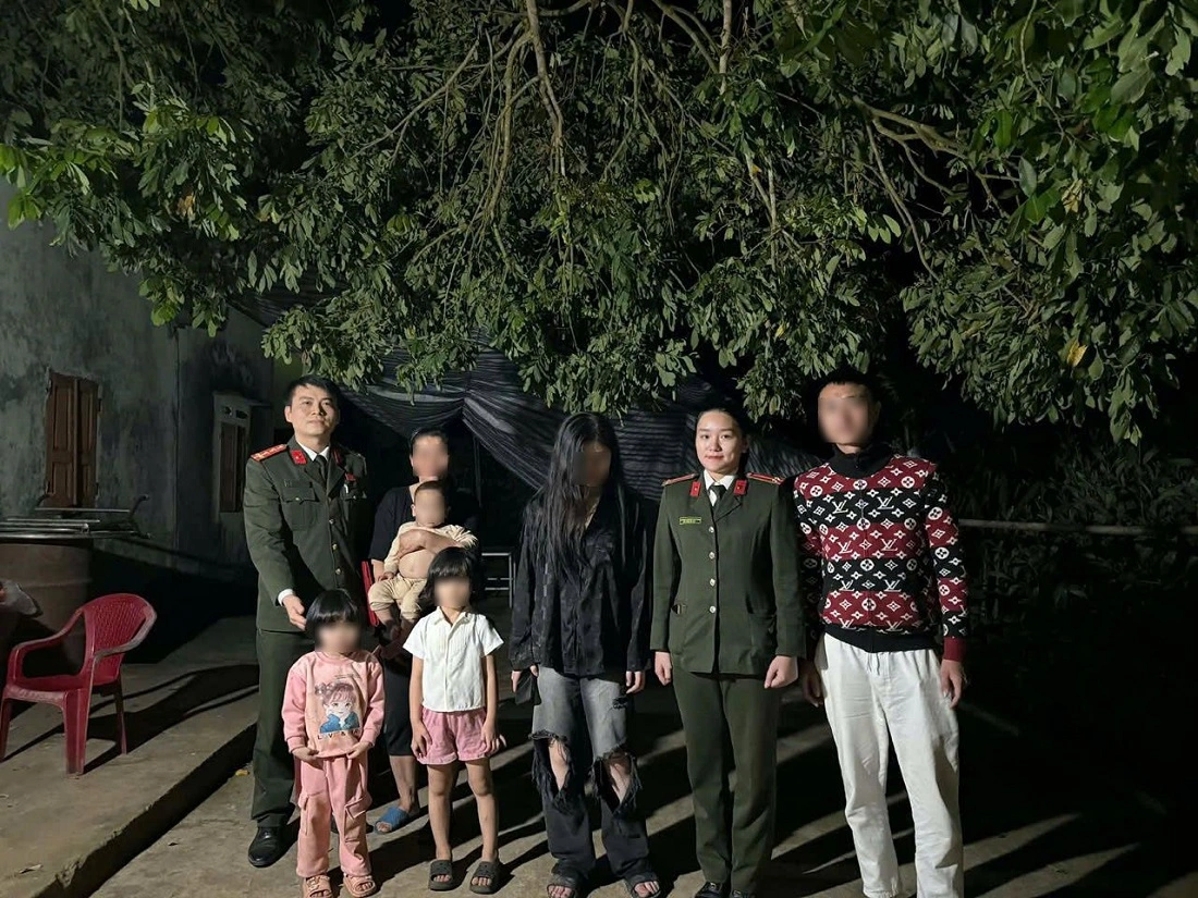 Công an xã Đô Lương đưa em N.T.M. về bàn giao cho gia đình