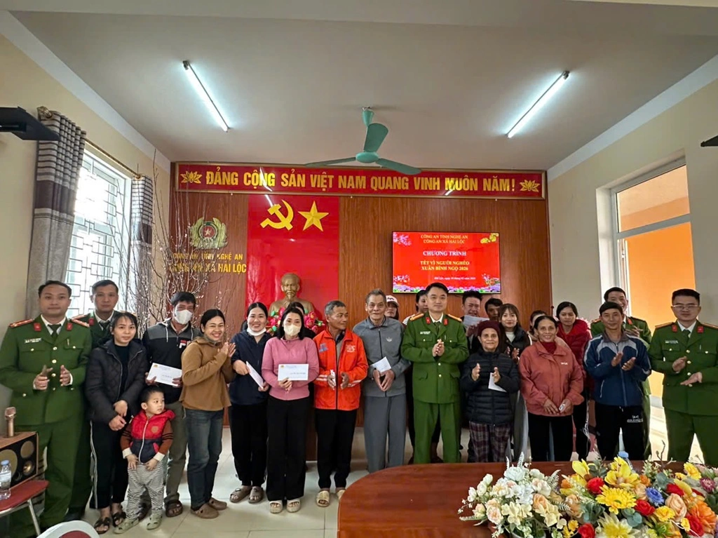 Công an xã Hải Lộc trao quà tặng hộ gia đình có hoàn cảnh khó khăn, gia đình chính sách, học sinh nghèo vượt khó