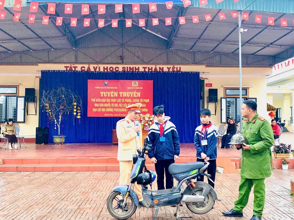 Công an xã Nghĩa Đàn tuyên truyền pháp luật tại trường học