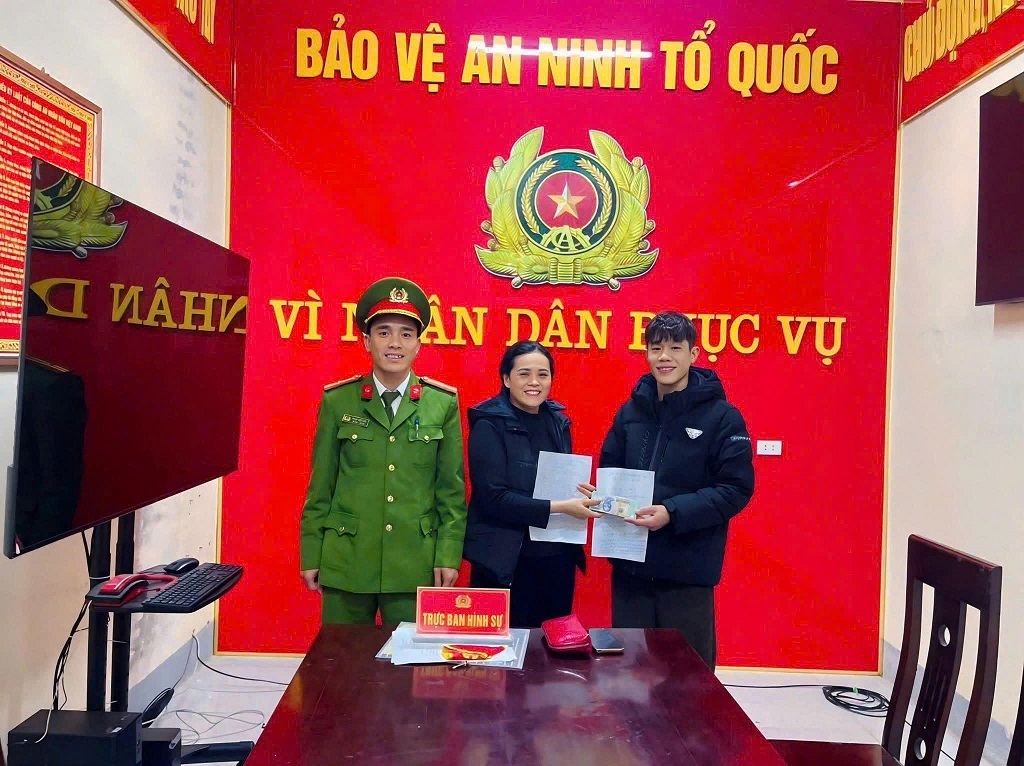 Công an xã Nam Đàn giúp người phụ nữ nhận lại 50 triệu đồng do chuyển khoản nhầm