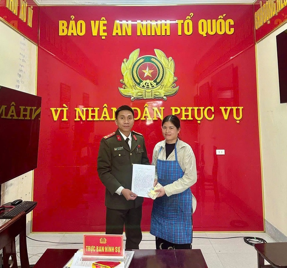 Chị Thủy nhận lại số tiền bị đánh mất