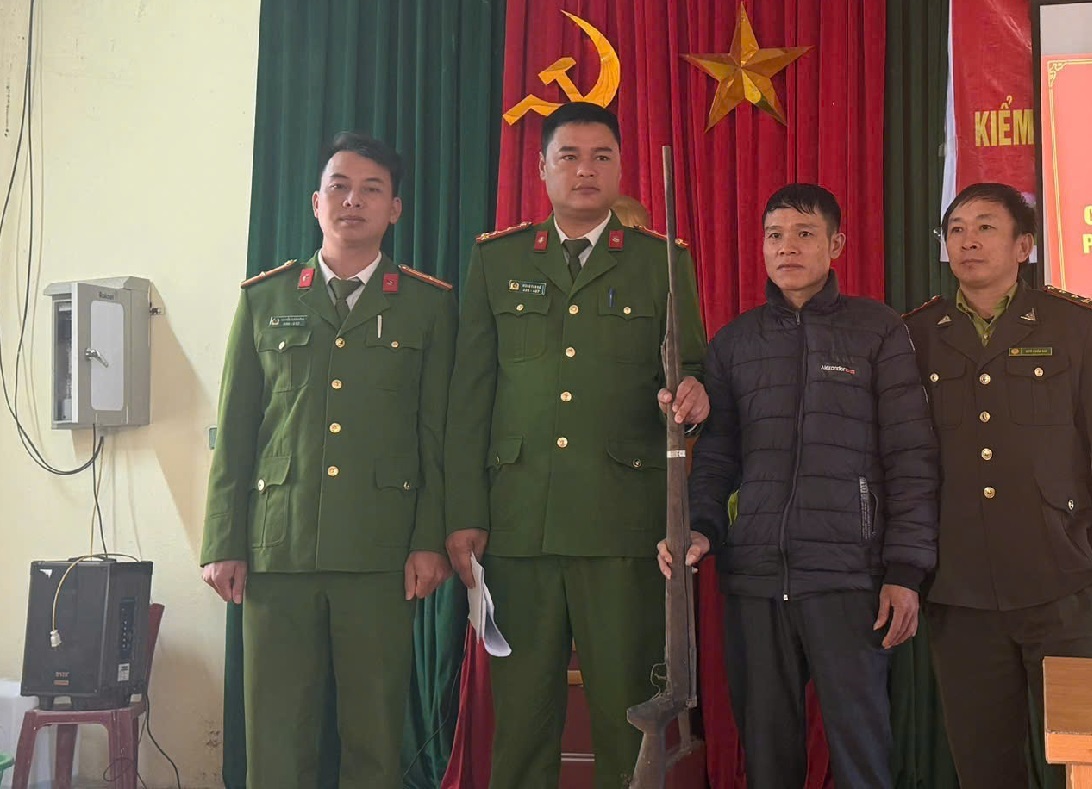 Người dân giao nộp khẩu súng kíp cho cơ quan chức năng