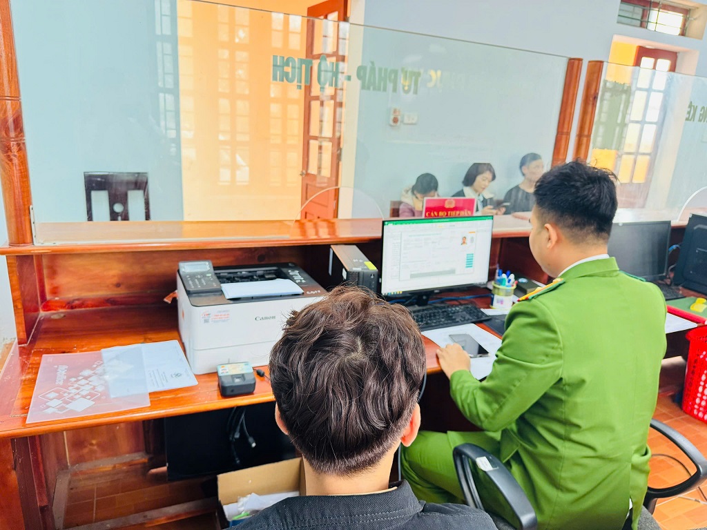  Công an xã Bạch Ngọc hướng dẫn công dân thực hiện thủ tục hành chính