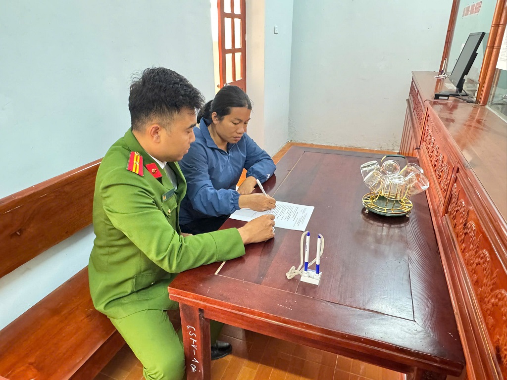 Công an xã Bạch Ngọc làm sạch dữ liệu dân cư, phục vụ bầu cử đại biểu Quốc hội khóa XVI và HĐND các cấp, nhiệm kỳ 2026 - 2031