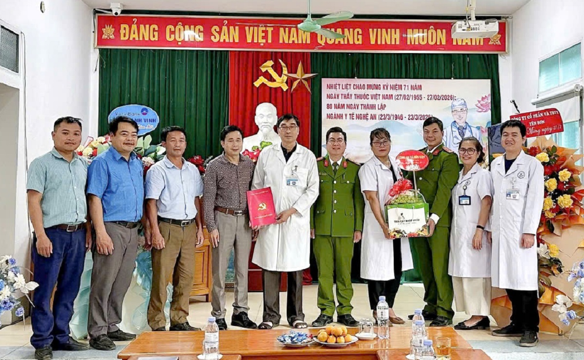 Đảng ủy xã, Công an xã Hữu Kiệm chúc mừng Ngày Thầy thuốc Việt Nam 27/02