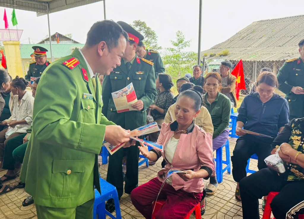 Công an xã Na Ngoi phối hợp tuyên truyền, vận động Nhân dân đấu tranh làm thất bại âm mưu chia rẽ khối đại đoàn kết toàn dân tộc