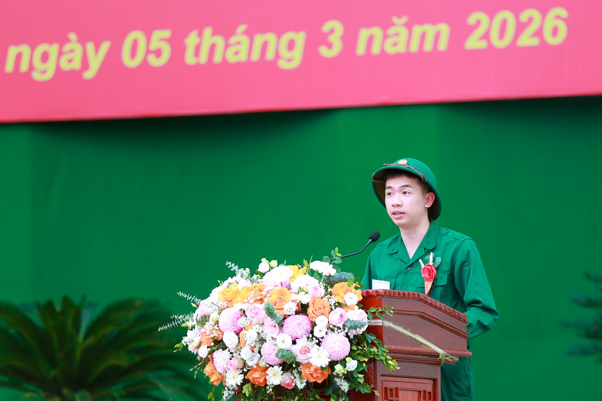 Tân binh Nguyễn Xuân Khánh, đại diện các công dân nhập ngũ phát biểu trước giờ lên đường nhập ngũ.