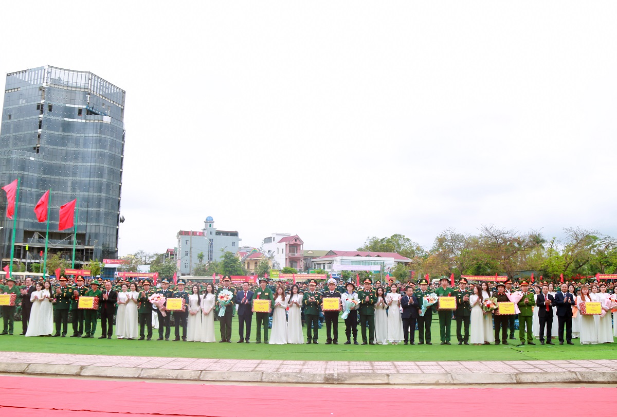 Đại diện cấp ủy, Lãnh đạo các đơn vị giao, nhận quân tặng quà động viên các thanh niên nhập ngũ