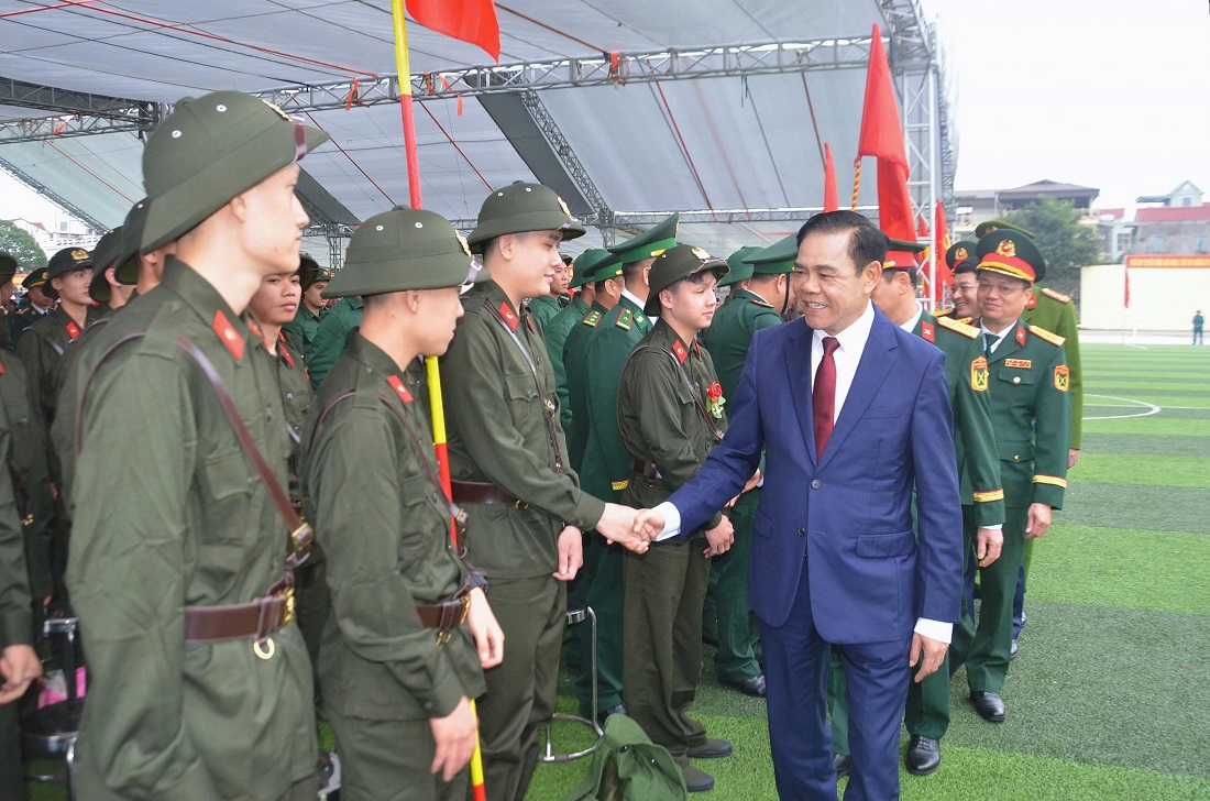 Chủ tịch UBND tỉnh Võ Trọng Hải động viên tân binh lên đường nhập ngũ