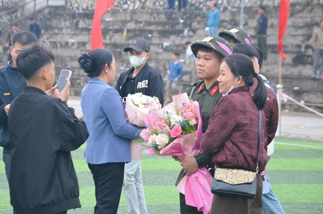 Người thân chia tay, động viên tân binh