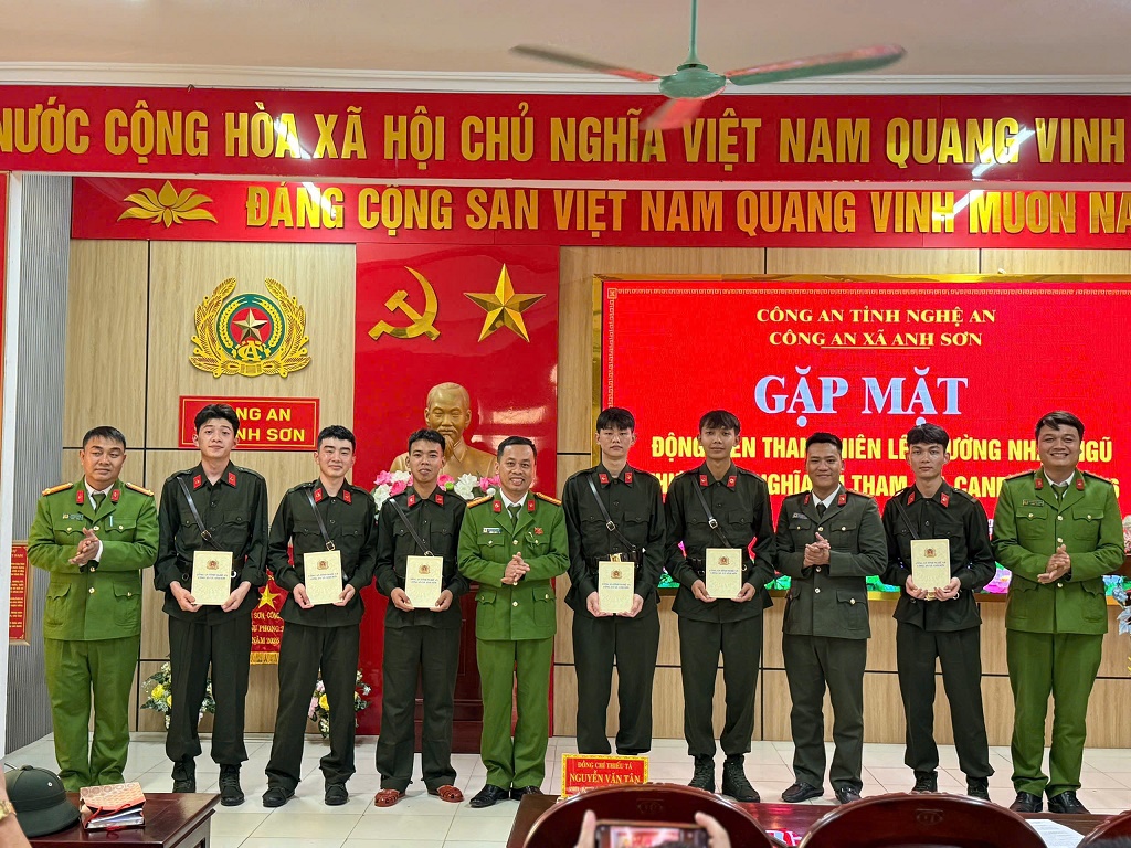 Tổ chức gặp mặt, động viên thanh niên nhập ngũ