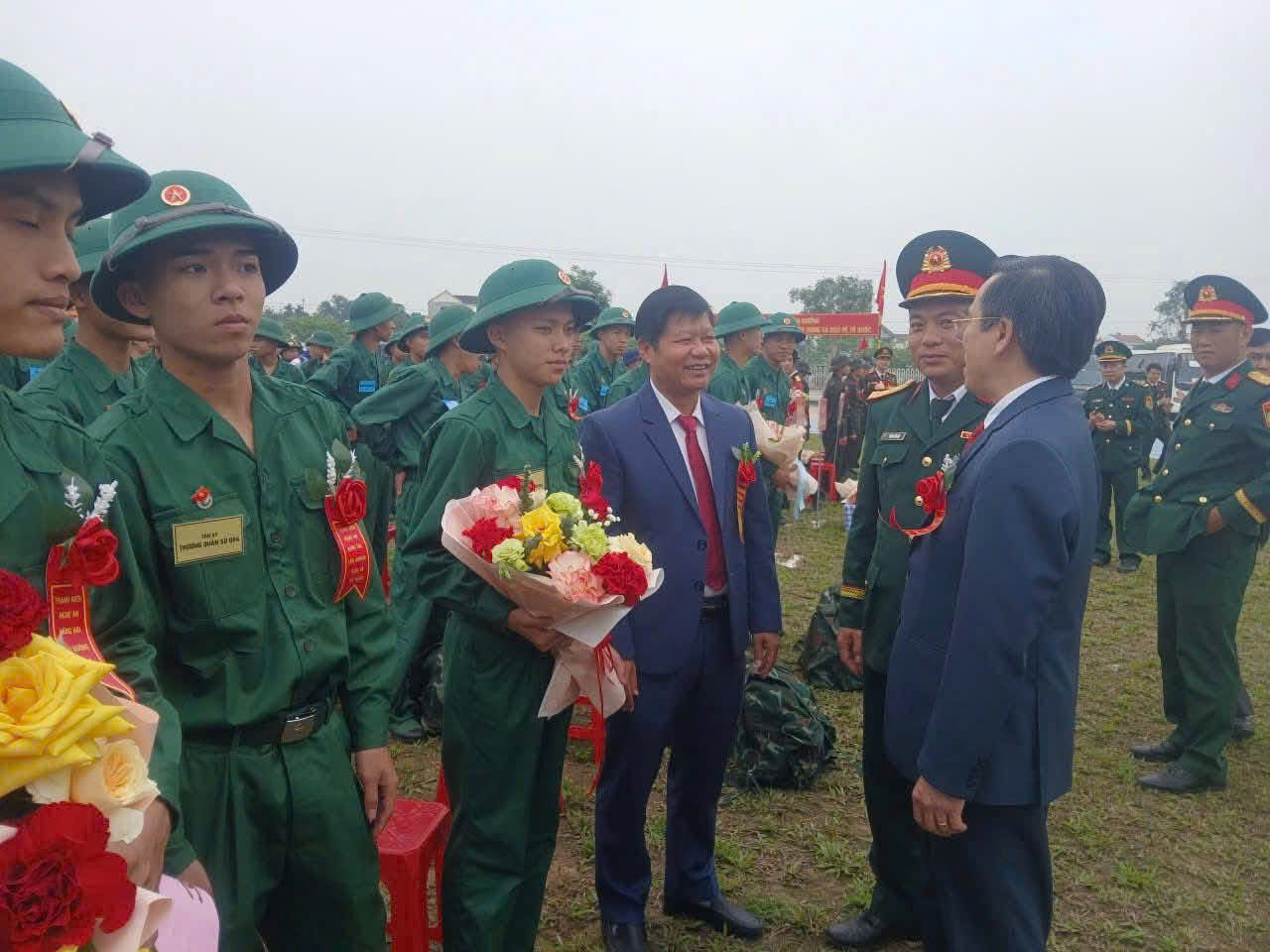Đại biểu tặng hoa chúc mừng tân binh trước khi lên đường đến đơn vị mới              