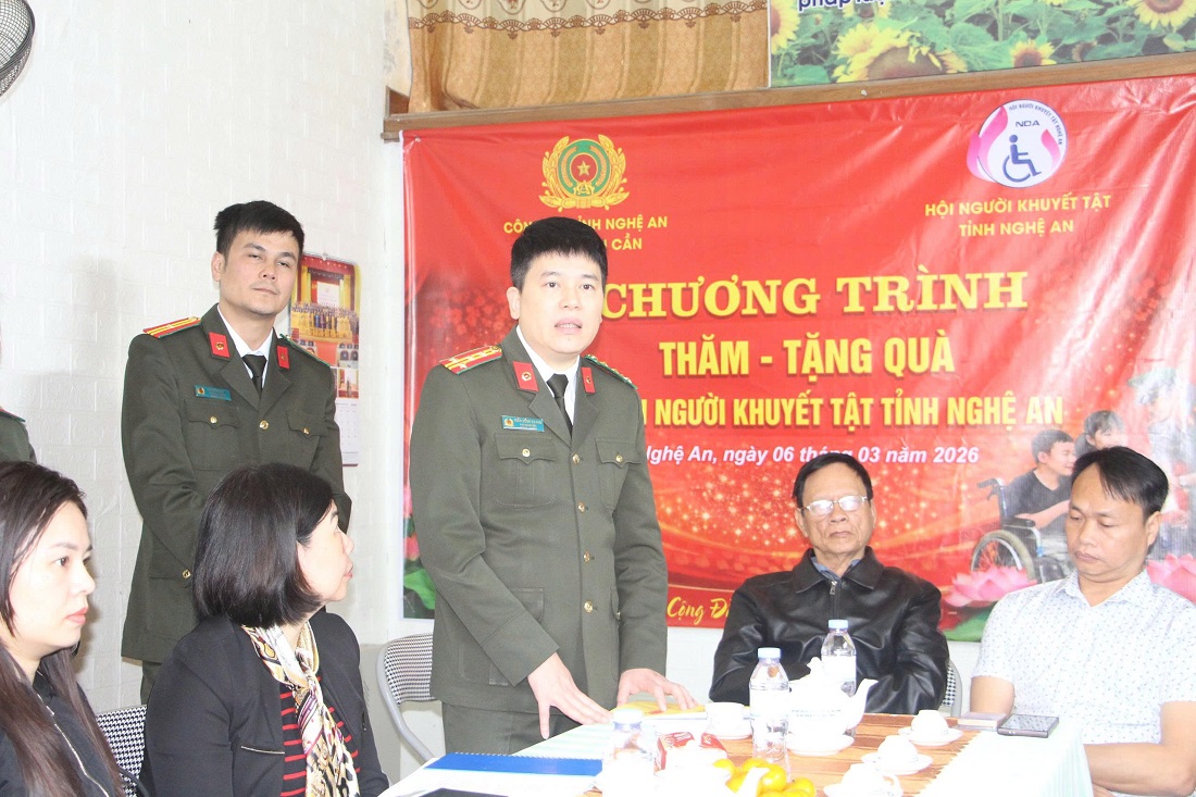 Đồng chí Đại tá Trần Hồng Quang, Phó Bí thư Đảng ủy, Phó Giám đốc Công an tỉnh phát biểu tại chương trình